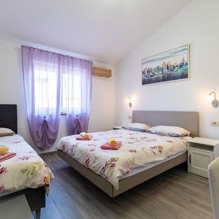 Vila Veronika 2 Pula Buitenkant foto